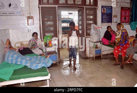 (190726) -- BIHAR, luglio 26, 2019 -- l'acqua piovana entra nell'ospedale di Sadar a causa di forti piogge monsoniche, a Muzaffarpur, Bihar, India, luglio 25, 2019. (Str/Xinhua) INDIA-BIHAR-INONDAZIONE ZhangxNaijie PUBLICATIONxNOTxINxCHN Foto Stock