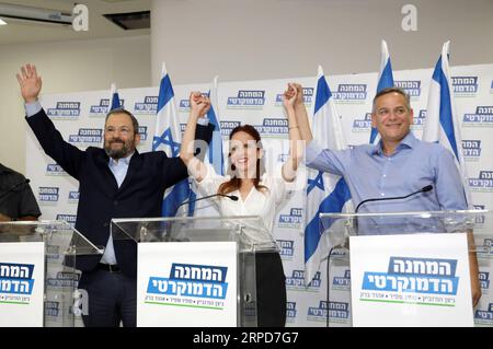 (190725) - TEL AVIV, 25 luglio 2019 (Xinhua) -- l'ex primo ministro israeliano Ehud Barak (L) partecipa a una conferenza stampa con Stav Shaffir (C), un'anziana legislatrice del partito laburista, e Nitzan Horowitz, presidente del partito Meretz, a Tel Aviv, Israele, il 25 luglio 2019. Tre forze nel campo di sinistra israeliano, tra cui l'ex primo ministro Ehud Barak, si sono fuse giovedì per formare un'alleanza in vista delle prossime elezioni previste per settembre. (Gideon Markowicz/JINI/Handout via Xinhua) ISRAEL-TEL AVIV-ELECTIONS-POLITICAL ALLIANCE PUBLICATIONxNOTxINxCHN Foto Stock