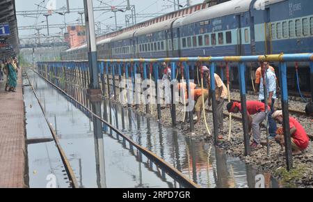 (190726) -- BIHAR, 26 luglio 2019 -- l'acqua piovana inonda la linea ferroviaria dopo una forte pioggia alla stazione ferroviaria di Muzaffarpur a Bihar, India, 25 luglio 2019. (Str/Xinhua) INDIA-BIHAR-INONDAZIONE ZhangxNaijie PUBLICATIONxNOTxINxCHN Foto Stock