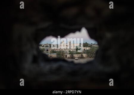 Libyen, Kämpfe in der Umgebung des Flughafens von Tripolis 190726 -- TRIPOLI, 26 luglio 2019 -- la foto scattata il 25 luglio 2019 mostra la vista attraverso un buco di proiettile in un edificio in prima linea durante gli scontri tra il governo sostenuto dalle Nazioni Unite e l'esercito libico con base a est vicino all'aeroporto internazionale di Tripoli, Tripoli, Libia. Giovedì, l'esercito libico con base a est ha annunciato l'abbattimento di un drone appartenente al governo rivale sostenuto dalle Nazioni Unite nella Libia centrale. L'esercito, guidato da Khalifa Haftar, ha condotto una campagna militare dall'inizio di aprile per prendere il controllo di Tripoli dal governo. I combattimenti fino ad ora Foto Stock