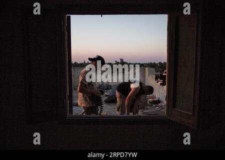 Libyen, Kämpfe in der Umgebung des Flughafens von Tripolis (190726) -- TRIPOLI, 26 luglio 2019 -- Fighters of UN-backed Government of National Accord (GNA) prendono posizione su un edificio abbandonato in prima linea durante gli scontri con l'esercito libico di base orientale vicino all'aeroporto internazionale di Tripoli, Tripoli, Libia, 25 luglio 2019. Giovedì, l'esercito libico con base a est ha annunciato l'abbattimento di un drone appartenente al governo rivale sostenuto dalle Nazioni Unite nella Libia centrale. L'esercito, guidato da Khalifa Haftar, ha condotto una campagna militare dall'inizio di aprile per prendere il controllo di Tripoli dal governo. I combattimenti Foto Stock