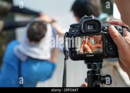 (190726) -- NINGBO, 26 luglio 2019 -- Un membro dello staff scatta foto di una terna crestata nella riserva naturale dell'isola di Jiushan nella provincia di Zhejiang nella Cina orientale, il 25 luglio 2019. Dal 24 luglio al 26 luglio, un totale di 34 ricercatori e volontari di uccelli marini cinesi e statunitensi hanno raggruppato le terne creste nella riserva naturale dell'isola di Jiushan per conoscere il modello migratorio degli uccelli, tra cui alcune sono le terne creste cinesi, la specie di terna più a rischio al mondo. Al giorno d'oggi, la popolazione di rara terracotta crestata cinese ha superato i 100.) CHINA-ZHEJIANG-NINGBO-CHINESE CRESTED TERN(CN) YINXXIAOSHENG PUBLICATIONXNO Foto Stock