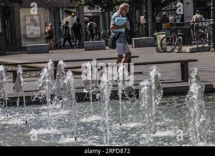 (190726) -- PARIGI, 26 luglio 2019 -- Un uomo cammina davanti a una fontana a Strasburgo, nel nord-est della Francia, 25 luglio 2019. Giovedì è il giorno più caldo dell'intensa ondata di caldo nelle regioni settentrionali della Francia. In precedenza, Meteo France ha previsto che nella parte più calda della giornata, le temperature sotto riparo saranno comprese tra i 40 e i 42 gradi Celsius, molto occasionalmente 43 gradi in alcuni distretti della sua capitale. (Foto di Martin Lelievre/Xinhua) FRANCE-HEATWAVE GaoxJing PUBLICATIONxNOTxINxCHN Foto Stock