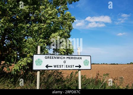 Segui le indicazioni per il Greenwich Meridian, appena fuori dal villaggio di Patrington, East Yorkshire, Inghilterra Regno Unito Foto Stock