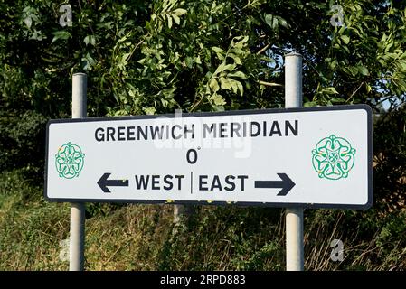 Segui le indicazioni per il Greenwich Meridian, appena fuori dal villaggio di Patrington, East Yorkshire, Inghilterra Regno Unito Foto Stock