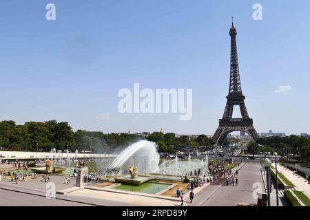 (190726) -- PARIGI, 26 luglio 2019 -- le persone si raffreddano in una fontana vicino alla Torre Eiffel a Parigi, in Francia, 25 luglio 2019. Giovedì è il giorno più caldo dell'intensa ondata di caldo nelle regioni settentrionali della Francia. In precedenza, Meteo France ha previsto che nella parte più calda della giornata, le temperature sotto riparo saranno comprese tra i 40 e i 42 gradi Celsius, molto occasionalmente 43 gradi in alcuni distretti della sua capitale. (Foto di Jack Chan/Xinhua) FRANCE-HEATWAVE GaoxJing PUBLICATIONxNOTxINxCHN Foto Stock