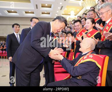 (190726) -- PECHINO, 26 luglio 2019 -- il presidente cinese Xi Jinping (L, fronte), anche segretario generale del Comitato centrale del Partito Comunista Cinese (CPC) e presidente della Commissione militare centrale, incontra i rappresentanti che si trovano a Pechino per partecipare a una conferenza nazionale sul lavoro degli affari dei veterani a Pechino, capitale della Cina, il 26 luglio 2019. Li Keqiang e Wang Huning, entrambi membri del Comitato permanente dell'Ufficio politico del Comitato centrale della PCC, hanno partecipato alla riunione. ) CHINA-BEIJING-XI JINPING-VETERANS-REPRESENTATIVE-MEETING (CN) DINGXLIN PUBLICATIONXNOTX Foto Stock