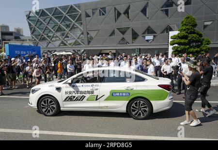 (190726) -- CHONGQING, 26 luglio 2019 -- i giornalisti si riuniscono intorno a un veicolo Changan a guida autonoma di livello 4 (L4) in una zona pilota per la guida autonoma basata sul 5G nel comune di Chongqing della Cina sud-occidentale, 26 luglio 2019. La zona pilota dotata di capacità di guida autonoma di livello 4 (L4) è stata lanciata a Chongqing giovedì. ) CHINA-CHONGQING-5G-BASED PILOT ZONE-LAUNCH (CN) LIUXCHAN PUBLICATIONXNOTXINXCHN Foto Stock