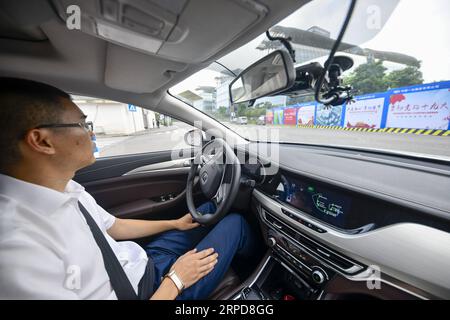 (190726) -- CHONGQING, 26 luglio 2019 -- A Level 4 (L4) Changan Automobile effettua un test di guida in una zona pilota per la guida autonoma basata sul 5G nel comune di Chongqing della Cina sud-occidentale, 24 luglio 2019. La zona pilota dotata di capacità di guida autonoma di livello 4 (L4) è stata lanciata a Chongqing giovedì. ) CHINA-CHONGQING-5G-BASED PILOT ZONE-LAUNCH (CN) LIUXCHAN PUBLICATIONXNOTXINXCHN Foto Stock