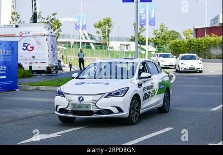 (190726) -- CHONGQING, 26 luglio 2019 -- A Level 4 (L4) Changan Automobile esegue un'esercitazione pilota in una zona pilota per la guida autonoma basata sul 5G nel comune di Chongqing della Cina sud-occidentale, 26 luglio 2019. La zona pilota dotata di capacità di guida autonoma di livello 4 (L4) è stata lanciata a Chongqing giovedì. ) CHINA-CHONGQING-5G-BASED PILOT ZONE-LAUNCH (CN) LIUXCHAN PUBLICATIONXNOTXINXCHN Foto Stock