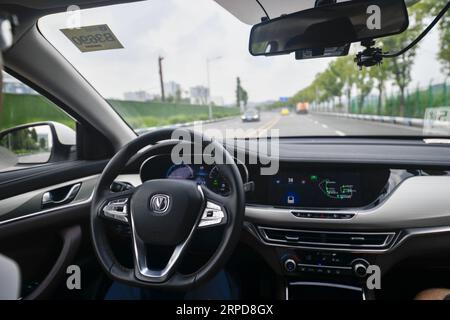 (190726) -- CHONGQING, 26 luglio 2019 -- A Level 4 (L4) Changan Automobile effettua un test di guida in una zona pilota per la guida autonoma basata sul 5G nel comune di Chongqing della Cina sud-occidentale, 24 luglio 2019. La zona pilota dotata di capacità di guida autonoma di livello 4 (L4) è stata lanciata a Chongqing giovedì. ) CHINA-CHONGQING-5G-BASED PILOT ZONE-LAUNCH (CN) LIUXCHAN PUBLICATIONXNOTXINXCHN Foto Stock