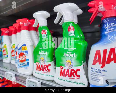 Puilboreau, Francia - 14 ottobre 2020: Row of Household Cleaning Products in a French Supermarket Foto Stock