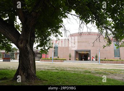 (190727) -- DIEBU, 27 luglio 2019 -- i turisti visitano una sala espositiva che commemora un incontro durante la lunga marcia a Bangluo Township della contea di Tongwei, provincia del Gansu della Cina nord-occidentale, 24 luglio 2019. Negli ultimi anni, in molti luoghi rivoluzionari, soprattutto quelli lungo la lunga marcia, sorgono sale commemorative e cimiteri dei martiri. A metà ottobre 1934, i soldati dell'Armata Rossa lanciarono la più epica manovra militare nella storia moderna della Cina -- la lunga marcia. L'Armata Rossa marciò attraverso fiumi infuocati, montagne innevate e praterie aride per rompere il regime del Kuomintang Foto Stock