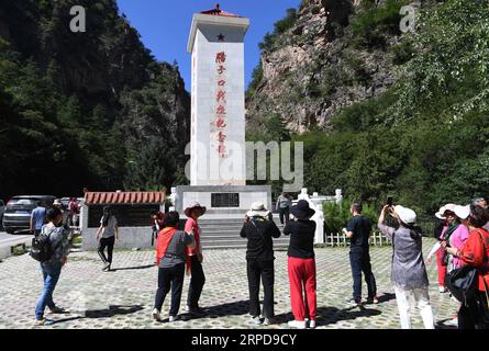 (190727) -- DIEBU, 27 luglio 2019 -- i turisti visitano un monumento che commemora la battaglia di Lazikou durante la lunga marcia a Diebu, provincia del Gansu della Cina nord-occidentale, 26 luglio 2019. Negli ultimi anni, in molti luoghi rivoluzionari, soprattutto quelli lungo la lunga marcia, sorgono sale commemorative e cimiteri dei martiri. A metà ottobre 1934, i soldati dell'Armata Rossa lanciarono la più epica manovra militare nella storia moderna della Cina -- la lunga marcia. L'Armata Rossa marciò attraverso fiumi infuocati, montagne innevate e praterie aride per rompere la presa del regime del Kuomintang sul paese e per raggiungere il punto di arrivo Foto Stock