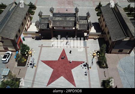 (190727) -- DIEBU, 27 luglio 2019 -- foto aerea scattata il 26 luglio 2019 mostra i turisti che visitano una sala espositiva che commemora la lunga marcia a Hadapu, nella provincia del Gansu nella Cina nordoccidentale. Negli ultimi anni, in molti luoghi rivoluzionari, soprattutto quelli lungo la lunga marcia, sorgono sale commemorative e cimiteri dei martiri. A metà ottobre 1934, i soldati dell'Armata Rossa lanciarono la più epica manovra militare nella storia moderna della Cina -- la lunga marcia. L'Armata Rossa marciò attraverso fiumi infuocati, montagne innevate e praterie aride per rompere la presa del regime del Kuomintang sul cou Foto Stock