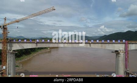 (190728) -- LUANG PRABANG, 28 luglio 2019 -- foto scattata il 28 luglio 2019 mostra il ponte Super Major del fiume Luang Prabang Mekong chiuso a nord della città Antica di Luang Prabang, patrimonio dell'umanità, circa 220 km a nord della capitale del Lao Vientiane. Con la trave di cemento dell'ultima apertura sul fiume Mekong, la sezione principale del ponte ferroviario di Luang Prabang attraverso il fiume Mekong è stata completata domenica, sette mesi prima del previsto. La chiusura del ponte Super Major del fiume Luang Prabang Mekong, uno dei due ponti trasversali del Mekong lungo la ferrovia Cina-Laos, indicava che t Foto Stock