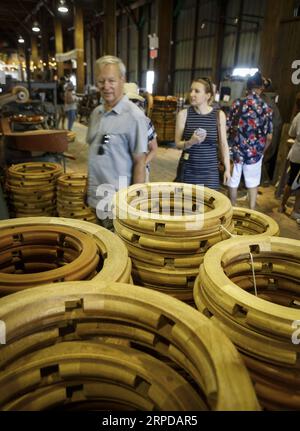 (190728) -- RICHMOND (CANADA) , 28 luglio 2019 (Xinhua) -- le persone guardano le mostre nel cantiere navale Britannia Heritage durante il 16 ° annuale Richmond Maritime Festival a Richmond, Canada, 28 luglio 2019. Richmond Maritime Festival, una celebrazione marittima del patrimonio marittimo e della storia del Canada, con mostre di imbarcazioni, visite ai siti storici e spettacoli, attirando migliaia di visitatori. (Foto di Liang Sen/Xinhua) CANADA-RICHMOND-MARITIME FESTIVAL PUBLICATIONxNOTxINxCHN Foto Stock