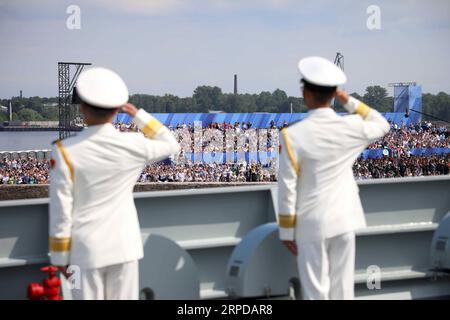 (190729) -- ST. PIETROBURGO, 29 luglio 2019 (Xinhua) -- il pubblico applaude quando il cacciatorpediniere cinese Xi An con i suoi marinai in pieno vestito in fila sul ponte li ha superati durante la parata militare che segna la giornata della Marina russa sul mare vicino all'isolotto di Kronshtadt al largo della costa di San Pietroburgo, Russia il 28 luglio 2019. Il cacciatorpediniere missilistico cinese Xi An della 32a flotta di scorta navale cinese ha partecipato a una parata militare qui che segna la giornata della Marina russa domenica. (Foto di li Hao/Xinhua) RUSSIA-ST. PETERSBURG-NAVY DAY-NAVE DA GUERRA CINESE PUBLICATIONXNOTXINXCHN Foto Stock