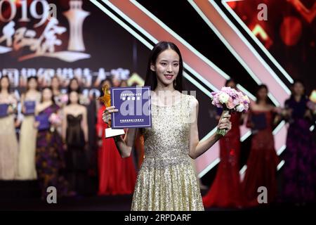 (190729) -- SHANGHAI, 29 luglio 2019 -- il campione dai Yingming (F) presenta trofeo e certificato durante il 14° China Super Model Final Contest a Shanghai, Cina orientale, 28 luglio 2019. ) CHINA-SHANGHAI-SUPER MODEL CONTEST-FINAL (CN) LIUXYING PUBLICATIONXNOTXINXCHN Foto Stock