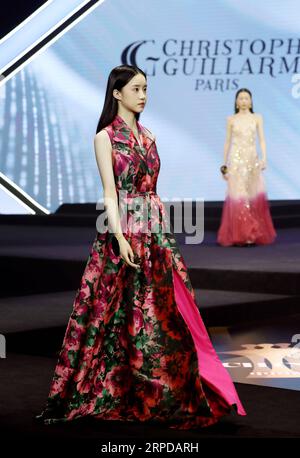 (190729) -- SHANGHAI, 29 luglio 2019 -- i concorrenti competono durante il 14° China Super Model Final Contest a Shanghai, Cina orientale, 28 luglio 2019. ) CHINA-SHANGHAI-SUPER MODEL CONTEST-FINAL (CN) LIUXYING PUBLICATIONXNOTXINXCHN Foto Stock