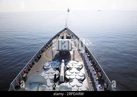 (190729) -- ST. PETERSBURG, 29 luglio 2019 (Xinhua) -- marinai in piena linea sul ponte del cacciatorpediniere missilistico cinese Xi An durante la parata militare che segna la giornata della Marina russa sul mare vicino all'isolotto di Kronshtadt al largo della costa di St. Pietroburgo, Russia il 28 luglio 2019. Il cacciatorpediniere missilistico cinese Xi An della 32a flotta di scorta navale cinese ha partecipato a una parata militare qui che segna la giornata della Marina russa domenica. (Foto di li Hao/Xinhua) RUSSIA-ST. PETERSBURG-NAVY DAY-NAVE DA GUERRA CINESE PUBLICATIONXNOTXINXCHN Foto Stock