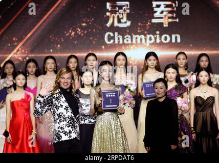 Entertainment Themen der Woche KW31 Entertainment Bilder des Tages (190729) -- SHANGHAI, 29 luglio 2019 -- il campione dai Yingming (C) accetta il premio e posa per le foto durante il 14 ° China Super Model Final Contest a Shanghai, Cina orientale, 28 luglio 2019. ) CHINA-SHANGHAI-SUPER MODEL CONTEST-FINAL (CN) LIUXYING PUBLICATIONXNOTXINXCHN Foto Stock