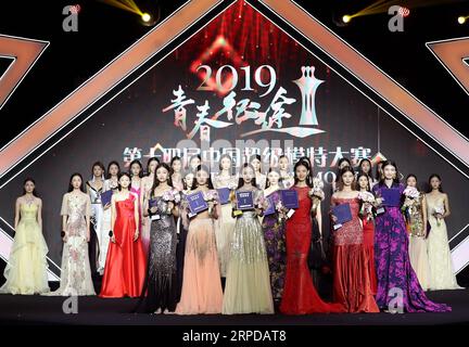 (190729) -- SHANGHAI, 29 luglio 2019 -- i concorrenti partecipano alla cerimonia di premiazione del 14° China Super Model Final Contest a Shanghai, Cina orientale, 28 luglio 2019. ) CHINA-SHANGHAI-SUPER MODEL CONTEST-FINAL (CN) LIUXYING PUBLICATIONXNOTXINXCHN Foto Stock