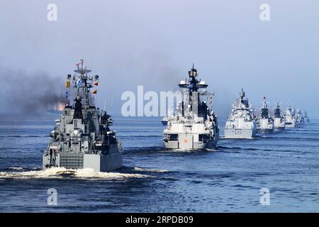 (190729) -- PECHINO, 29 luglio 2019 -- navi da guerra russe sono viste durante la parata annuale della giornata della Marina del paese a Kronstadt in St. Pietroburgo, Russia, 28 luglio 2019. ) XINHUA FOTO DEL GIORNO LinxJian PUBLICATIONxNOTxINxCHN Foto Stock