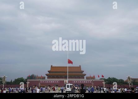 (190729) -- PECHINO, 29 luglio 2019 -- Una bandiera nazionale cinese vola a mezz'asta per piangere il defunto leader cinese li Peng a Piazza Tian anmen a Pechino, capitale della Cina, 29 luglio 2019. ) CHINA-BEIJING-TIAN ANMEN-NATIONAL FLAG-HALF-MAST-LI PENG (CN) JINXLIANGKUAI PUBLICATIONXNOTXINXCHN Foto Stock