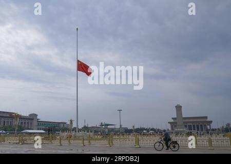 (190729) -- PECHINO, 29 luglio 2019 -- Una bandiera nazionale cinese vola a mezz'asta per piangere il defunto leader cinese li Peng a Piazza Tian anmen a Pechino, capitale della Cina, 29 luglio 2019. ) CHINA-BEIJING-TIAN ANMEN-NATIONAL FLAG-HALF-MAST-LI PENG (CN) SHENXBOHAN PUBLICATIONXNOTXINXCHN Foto Stock