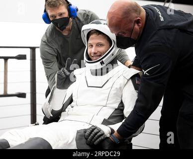 Oceano Atlantico. 4 settembre 2023. L'astronauta della NASA Warren 'Woody' Hoburg ha aiutato a uscire dalla navicella spaziale SpaceX Dragon Endeavour a bordo della nave di recupero SpaceX MEGAN dopo che lui, l'astronauta della NASA Stephen Bowen, l'astronauta degli Emirati Arabi Uniti Sultan Alneyadi, e il cosmonauta di Roscosmos Andrey Fedyaev sbarcò nell'Oceano Atlantico al largo della costa di Jacksonville, Florida, lunedì 4 settembre 2023. Bowen, Hoburg, Alneyadi e Fedyaev stanno tornando dopo quasi sei mesi nello spazio come parte della Expedition 69 a bordo della stazione spaziale Internazionale. Crediti: MediaPunch Inc/Alamy Live News Foto Stock