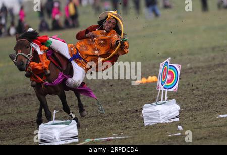 (190731) -- LITANG, 31 luglio 2019 -- Un cavaliere esegue equitazione durante un festival di corse di cavalli nella contea di Litang, nella provincia del Sichuan della Cina sud-occidentale, 30 luglio 2019. ) CHINA-SICHUAN-HORSE RACING FESTIVAL (CN) JIANGXHONGJING PUBLICATIONXNOTXINXCHN Foto Stock