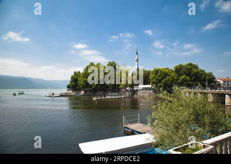 Ulubat o Uluabat Lake Golyazi dintorni a Bursa, Turchia, meravigliose viste naturali sul lago, giugno 25 2023 Foto Stock