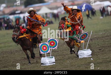 (190731) -- LITANG, 31 luglio 2019 -- i cavalieri si esibiscono a cavallo durante un festival di corse di cavalli nella contea di Litang, nella provincia del Sichuan della Cina sud-occidentale, 30 luglio 2019. ) CHINA-SICHUAN-HORSE RACING FESTIVAL (CN) JIANGXHONGJING PUBLICATIONXNOTXINXCHN Foto Stock