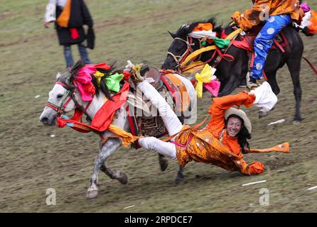 (190731) -- LITANG, 31 luglio 2019 -- Un cavaliere esegue equitazione durante un festival di corse di cavalli nella contea di Litang, nella provincia del Sichuan della Cina sud-occidentale, 30 luglio 2019. ) CHINA-SICHUAN-HORSE RACING FESTIVAL (CN) JIANGXHONGJING PUBLICATIONXNOTXINXCHN Foto Stock