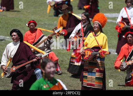 (190731) -- LITANG, 31 luglio 2019 -- la gente suona strumenti musicali alla cerimonia di apertura di un festival di corse di cavalli nella contea di Litang, nella provincia del Sichuan della Cina sud-occidentale, 30 luglio 2019. ) CHINA-SICHUAN-HORSE RACING FESTIVAL (CN) JIANGXHONGJING PUBLICATIONXNOTXINXCHN Foto Stock