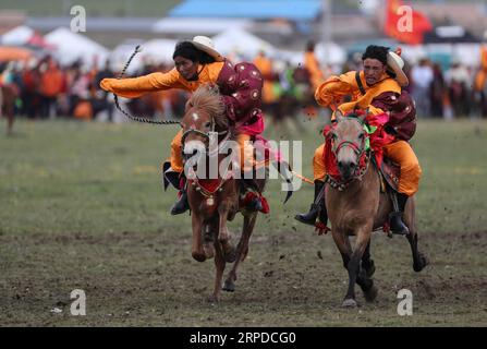 (190731) -- LITANG, 31 luglio 2019 -- i cavalieri si esibiscono a cavallo durante un festival di corse di cavalli nella contea di Litang, nella provincia del Sichuan della Cina sud-occidentale, 30 luglio 2019. ) CHINA-SICHUAN-HORSE RACING FESTIVAL (CN) JIANGXHONGJING PUBLICATIONXNOTXINXCHN Foto Stock