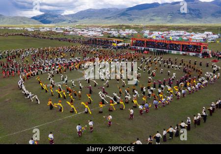 (190731) -- LITANG, 31 luglio 2019 -- la gente esegue la danza Guozhuang, o danza tibetana del falò, nella cerimonia di apertura di un festival di corse di cavalli nella contea di Litang, nella provincia del Sichuan della Cina sud-occidentale, 30 luglio 2019. ) CHINA-SICHUAN-HORSE RACING FESTIVAL (CN) JIANGXHONGJING PUBLICATIONXNOTXINXCHN Foto Stock