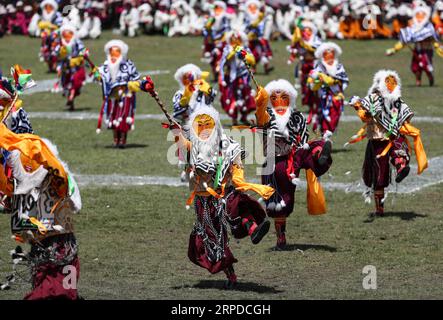 (190731) -- LITANG, 31 luglio 2019 -- la gente esegue un'opera tibetana alla cerimonia di apertura di un festival di corse di cavalli nella contea di Litang, nella provincia del Sichuan della Cina sud-occidentale, 30 luglio 2019. ) CHINA-SICHUAN-HORSE RACING FESTIVAL (CN) JIANGXHONGJING PUBLICATIONXNOTXINXCHN Foto Stock