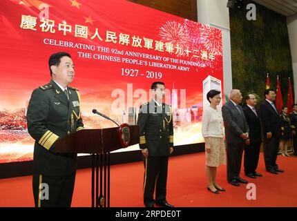 (190801) -- HONG KONG, 1 agosto 2019 (Xinhua) -- il maggiore generale Chen Daoxiang (1st L), comandante dell'Esercito Popolare Cinese di Liberazione (PLA) comandante della guarnigione, tiene un discorso durante un ricevimento a Hong Kong, nel sud della Cina, il 31 luglio 2019. La guarnigione dell'Esercito Popolare Cinese di Liberazione (PLA) nella regione amministrativa speciale di Hong Kong (HKSAR) ha ospitato un ricevimento mercoledì per celebrare il 92° anniversario della fondazione del PLA. (Foto di Yi Ding/Xinhua) CHINA-HONG KONG-PLA GARRISON-RECEPTION (CN) PUBLICATIONxNOTxINxCHN Foto Stock