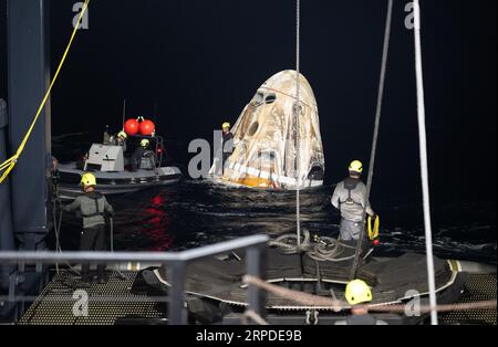 Jacksonville, Stati Uniti d'America. 4 settembre 2023. Jacksonville, Stati Uniti d'America. 4 settembre 2023. Le squadre di supporto lanciano la navicella spaziale SpaceX Dragon Endeavour sulla nave MEGAN Recovery poco dopo essere precipitata nell'Oceano Atlantico, il 4 settembre 2023 al largo della costa di Jacksonville, Florida. La capsula spaziale trasportava gli astronauti della NASA Stephen Bowen e Woody Hoburg, l'astronauta degli Emirati Arabi Uniti Sultan Alneyadi e il cosmonauta di Roscosmos Andrey Fedyaev a casa dalla stazione spaziale Internazionale. Crediti: Joel Kowsky/NASA/Alamy Live News Foto Stock