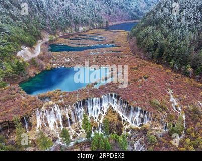 (190802) -- PECHINO, 2 agosto 2019 -- foto aerea scattata il 6 novembre 2018 mostra la cascata Nuorilang nel Parco Nazionale di Jiuzhaigou nella provincia del Sichuan della Cina sud-occidentale. Situata nel sud-ovest della Cina, il Sichuan è una provincia senza sbocco sul mare che vanta varie risorse biologiche e paesaggi. Il Sichuan è spesso soprannominato la capitale mondiale dei panda giganti, poiché più del 70% dei panda selvatici vivono nella provincia. Per riportare la specie sull’orlo dell’estinzione, le autorità competenti hanno attuato misure per proteggere e ripristinare gli habitat, nonché per espandere e costruire riserve naturali e per riprodurli Foto Stock