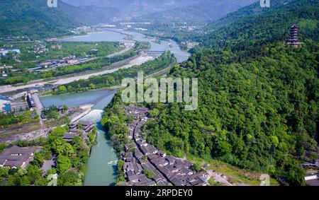 (190802) -- PECHINO, 2 agosto 2019 -- foto aerea scattata il 28 aprile 2017 mostra la vista di Dujiangyan, nella provincia del Sichuan della Cina sud-occidentale. Situato nella Cina sud-occidentale, il Sichuan è una provincia senza sbocco sul mare che vanta varie risorse biologiche e paesaggi. Il Sichuan è spesso soprannominato la capitale mondiale dei panda giganti, poiché più del 70% dei panda selvatici vivono nella provincia. Per riportare la specie sull'orlo dell'estinzione, le autorità competenti hanno attuato misure volte a proteggere e ripristinare gli habitat, nonché ad espandere e costruire riserve naturali e basi di riproduzione, in una corsa per salvare l'essere Foto Stock