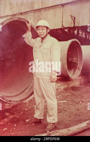 (190801) -- ANSHAN, 1 agosto 2019 (Xinhua) -- Copia foto mostra il lavoratore Xie Xueku che posa nel suo posto di lavoro di Ansteel Group Co., Ltd. Ad Anshan, nella provincia di Liaoning, nel nord-est della Cina, nel 1995. Nata dalle macerie della città di Anshan, nel nord-est della Cina, Ansteel, di 70 anni, è stata la culla dell'industria siderurgica cinese nonché il primo gigante del ferro e dell'acciaio costruito dopo la fondazione della Repubblica Popolare Cinese 70 anni fa. Attualmente, Ansteel è in grado di produrre circa 40 milioni di tonnellate di ferro e acciaio all'anno. Il suo acciaio può essere trovato in molti progetti iconici, tra cui la grande sala del popolo, Th Foto Stock