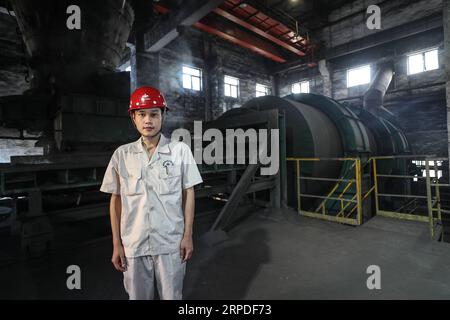 (190801) -- ANSHAN, 1 agosto 2019 -- il tecnico macchinari Wen di posa per una foto nel suo posto di lavoro di Ansteel Group Co., Ltd. Ad Anshan, provincia di Liaoning della Cina nordorientale, 19 giugno 2019. Nata dalle macerie della città di Anshan, nel nord-est della Cina, Ansteel, di 70 anni, è stata la culla dell'industria siderurgica cinese nonché il primo gigante del ferro e dell'acciaio costruito dopo la fondazione della Repubblica Popolare Cinese 70 anni fa. Attualmente, Ansteel è in grado di produrre circa 40 milioni di tonnellate di ferro e acciaio all'anno. Il suo acciaio può essere trovato in molti progetti iconici, tra cui la grande sala del popolo, Foto Stock