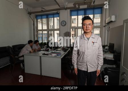 (190801) -- ANSHAN, 1 agosto 2019 -- lo staff amministrativo li Peng posa per una foto presso il suo posto di lavoro di Ansteel Group Co., Ltd. Ad Anshan, provincia di Liaoning della Cina nordorientale, 20 giugno 2019. Nata dalle macerie della città di Anshan, nel nord-est della Cina, Ansteel, di 70 anni, è stata la culla dell'industria siderurgica cinese nonché il primo gigante del ferro e dell'acciaio costruito dopo la fondazione della Repubblica Popolare Cinese 70 anni fa. Attualmente, Ansteel è in grado di produrre circa 40 milioni di tonnellate di ferro e acciaio all'anno. Il suo acciaio può essere trovato in molti progetti iconici, tra cui la grande sala del popolo, Foto Stock