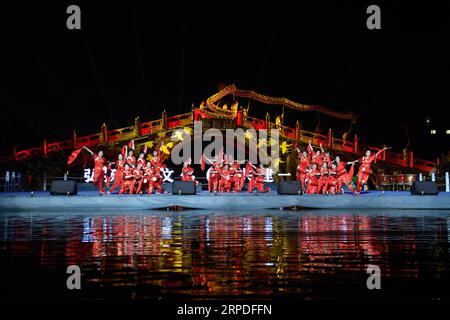 (190802) -- NINGBO, 2 agosto 2019 -- artisti ballano in un gala notturno sul lungomare nel villaggio Xiwu del distretto di Fenghua, Ningbo, provincia di Zhejiang della Cina orientale, 2 agosto 2019. ) CHINA-ZHEJIANG-NINGBO-NIGHT GALA (CN) HUANGXZONGZHI PUBLICATIONXNOTXINXCHN Foto Stock