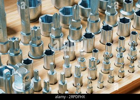 Raccolta di vari tipi di punte. Cacciavite rimovibile. Organiser in legno. Foto Stock