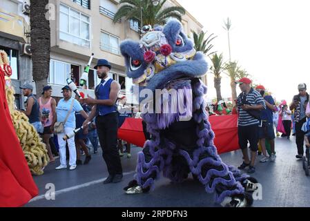 (190802) -- EL JADIDA (MAROCCO), 2 agosto 2019 (Xinhua) -- i partecipanti eseguono la danza del leone durante la parata di apertura del Festival Jawhara 2019 a El Jadida, Marocco, il 2 agosto 2019. Jawhara Festival è un evento culturale annuale in Marocco, con la partecipazione di artisti e musicisti provenienti da diversi paesi. (Foto di Chadi/Xinhua) MOROCCO-EL JADIDA-JAWHARA FESTIVAL-PARADE PUBLICATIONxNOTxINxCHN Foto Stock