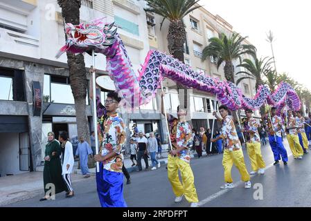 (190802) -- EL JADIDA (MAROCCO), 2 agosto 2019 (Xinhua) -- i partecipanti eseguono la danza del drago durante la parata di apertura del Festival Jawhara 2019 a El Jadida, Marocco, il 2 agosto 2019. Jawhara Festival è un evento culturale annuale in Marocco, con la partecipazione di artisti e musicisti provenienti da diversi paesi. (Foto di Chadi/Xinhua) MOROCCO-EL JADIDA-JAWHARA FESTIVAL-PARADE PUBLICATIONxNOTxINxCHN Foto Stock